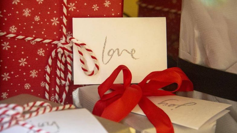 Propose Day 2020 Gift Ideas: प्रपोज डे पर खूबसूरत तोहफा देकर पार्टनर से कहें दिल की बात, इन  बेहतरीन गिफ्ट आइडियाज की मदद से उन्हें करें इंप्रेस