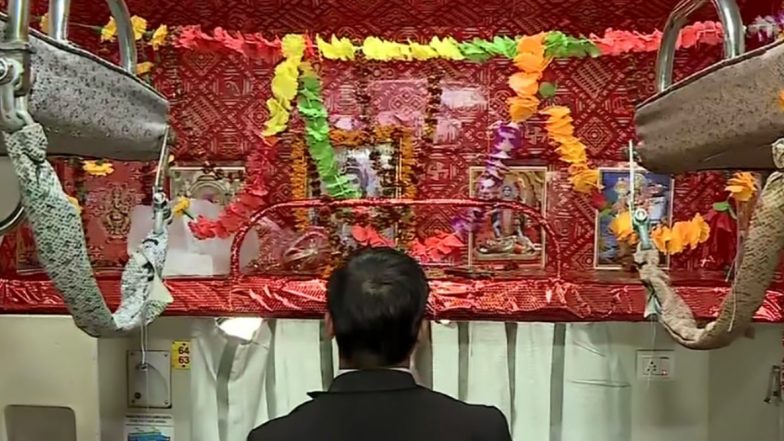 कोरोनावायरस का कहर: मंदिरों पर भी लगा पहरा, भगवान के दर्शन से श्रद्धालु हो रहे हैं महरूम