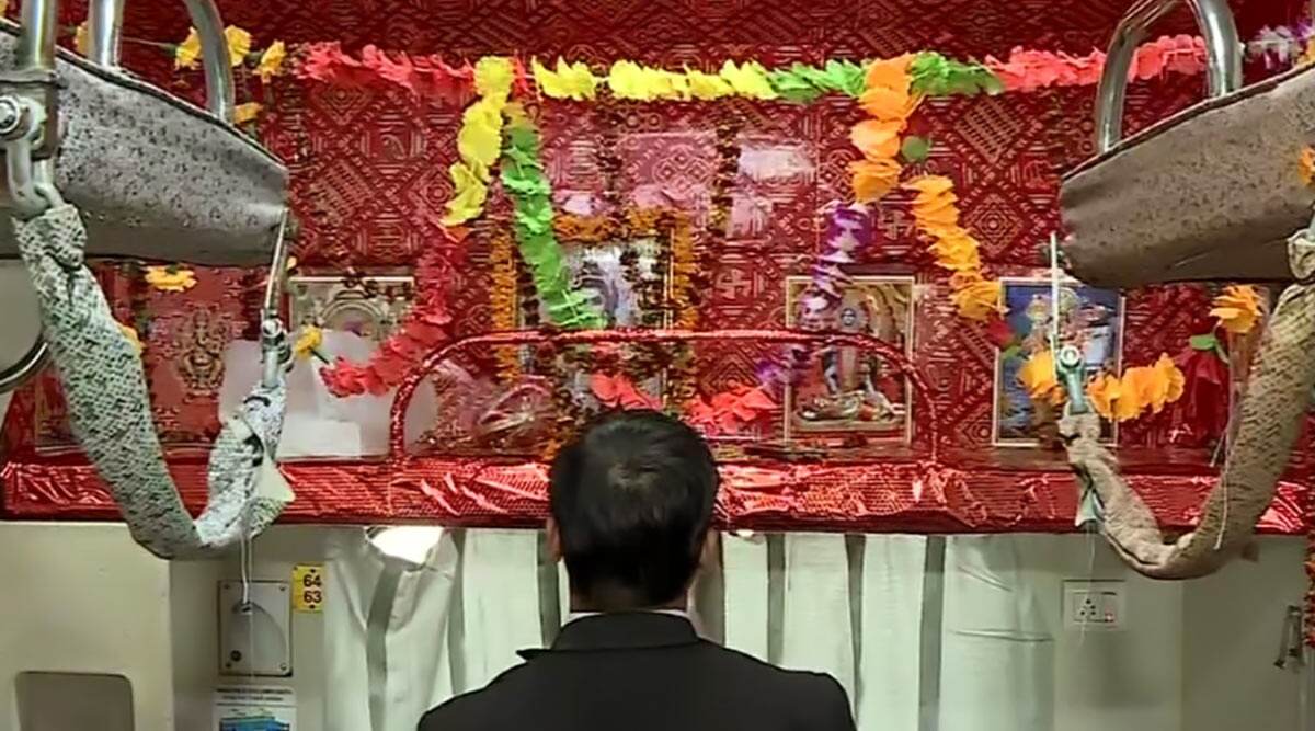 काशी महाकाल एक्सप्रेस में एक सीट भगवान शिव के लिए रिजर्व, मंदिर की तरह सजाया गया बर्थ काशी महाकाल एक्सप्रेस में एक सीट भगवान शिव के लिए रिजर्व, मंदिर की तरह सजाया गया बर्थ