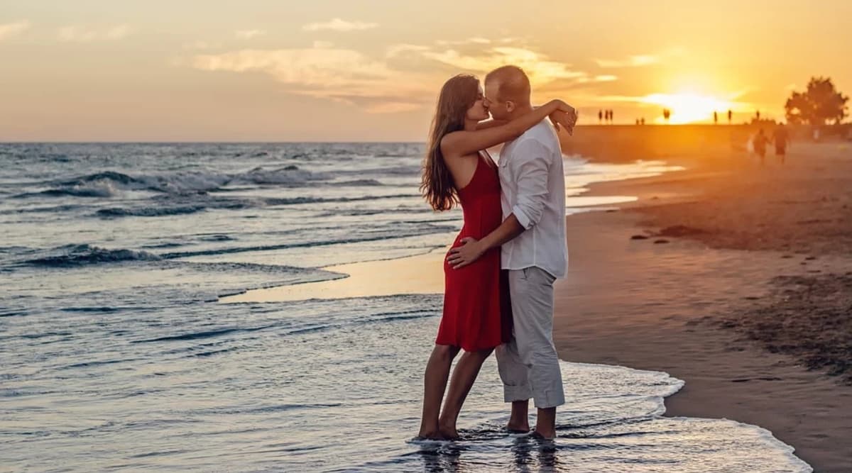 Kiss Day 2020: रिश्ते में प्यार की गर्माहट को बरकरार रखता है किस, इससे सेहत को होते हैं ये कमाल के फायदे