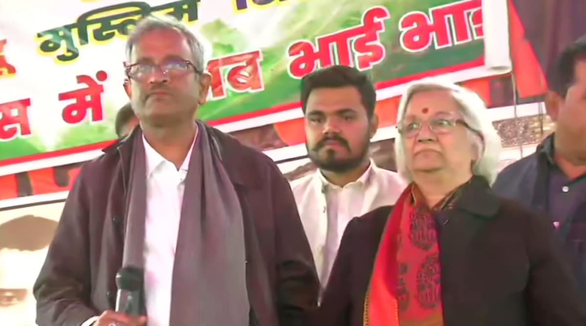 शाहीन बाग: चार दिन की बातचीत के बाद भी नहीं निकला कोई हल, प्रदर्शनकारियों ने वार्ताकारों के सामने रखीं कई मांगे शाहीन बाग: चार दिन की बातचीत के बाद भी नहीं निकला कोई हल, प्रदर्शनकारियों ने वार्ताकारों के सामने रखीं कई मांगे