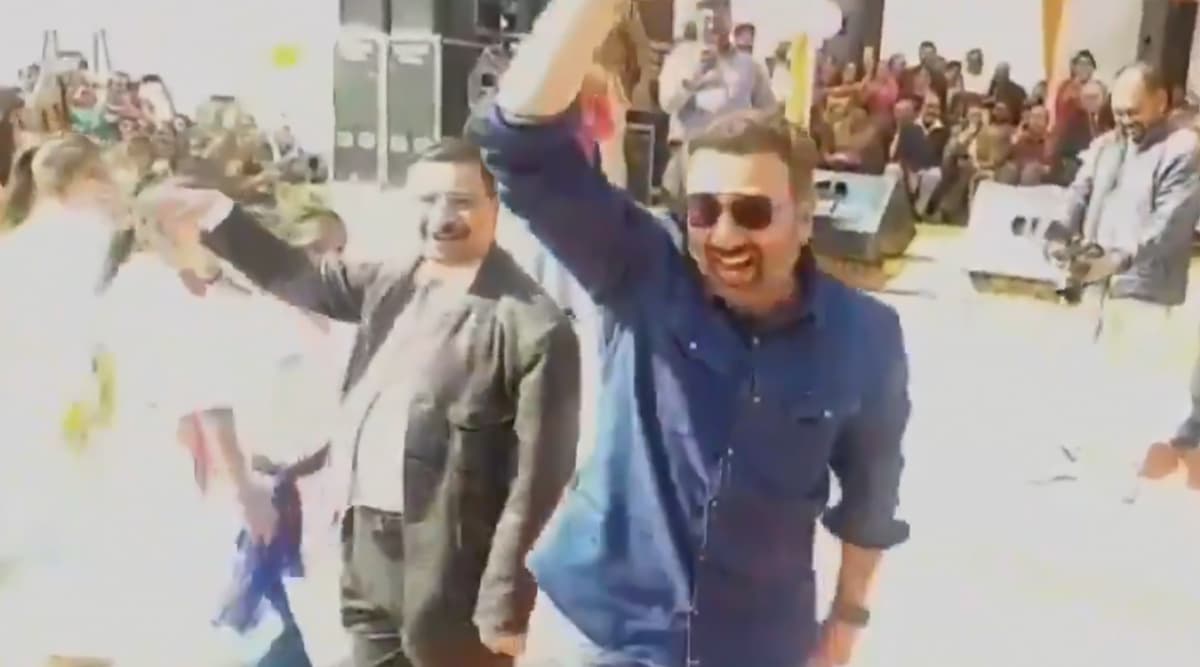 बीजेपी सांसद सनी देओल ने फिल्म 'गदर' के गाने पर किया डांस, फिल्मी डायलॉग बोलकर किया लोगों को इम्प्रेस, देखें Viral Video बीजेपी सांसद सनी देओल ने फिल्म 'गदर' के गाने पर किया डांस, फिल्मी डायलॉग बोलकर किया लोगों को इम्प्रेस, देखें Viral Video