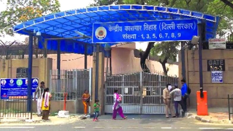 निर्भया के दोषियों को फांसी के बाद तिहाड़ के बाहर लोगों ने लगाए 'भारत माता की जय&rsquo; के नारे