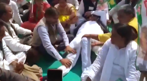 पटना: गांधी मैदान में JDU कार्यकर्ता सम्मलेन में विधायक कौशल यादव  लोगों से पैर दबवाते दिखें, वीडियो वायरल