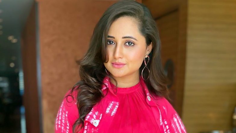 Rashmi Desai Hot Video: रश्मि देसाई ने शॉर्ट स्कर्ट पहनकर दिखाया टशन, पानी में आग लगाने वाला वीडियो किया शेयर