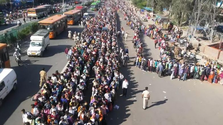 दिल्ली: लॉकडाउन के दौरान आनंद विहार बस स्‍टैंड पर जमी भीड़, घर जाने को उमड़े हजारों लोग- देखें VIDEO