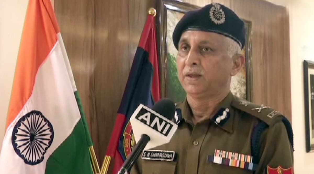 Coronavirus: दिल्ली पुलिस कमिश्नर एसएन श्रीवास्तव ने लोगों से की घरों में रहने की अपील, कारवाई के दिए संकेत Coronavirus: दिल्ली पुलिस कमिश्नर एसएन श्रीवास्तव ने लोगों से की घरों में रहने की अपील, कारवाई के दिए संकेत