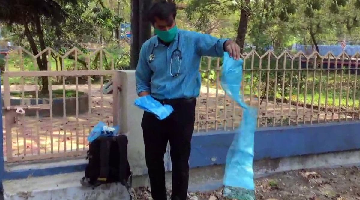 कोरोना वायरस से जंग: सिलीगुड़ी में प्लास्टिक की रेनकोट और सन ग्लास पहनकर डॉक्टर COVID-19 के मरीजों का कर रहे हैं इलाज कोरोना वायरस से जंग: सिलीगुड़ी में प्लास्टिक की रेनकोट और सन ग्लास पहनकर डॉक्टर COVID-19 के मरीजों का कर रहे हैं इलाज