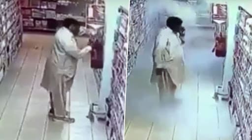 कोरोना वायरस का कहर: पाकिस्तानी शख्स ने Fire Extinguisher को हैंड सेनेटाइजर समझकर किया इस्तेमाल, देखें वायरल वीडियो कोरोना वायरस का कहर: पाकिस्तानी शख्स ने Fire Extinguisher को हैंड सेनेटाइजर समझकर किया इस्तेमाल, देखें वायरल वीडियो