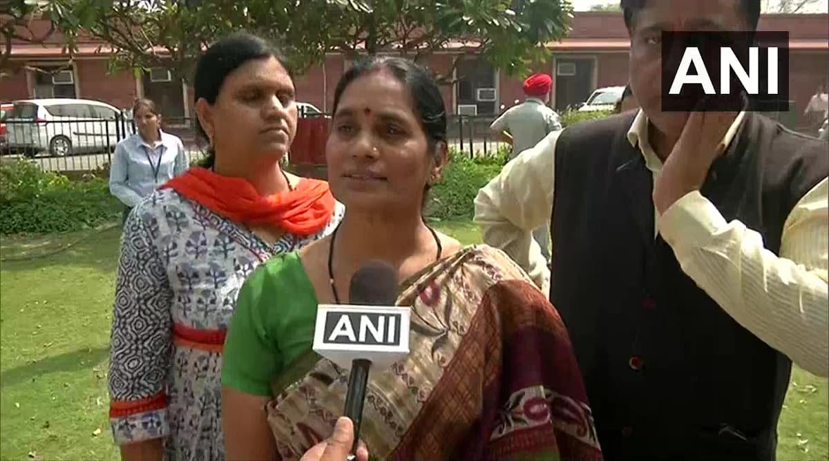 Nirbhaya Case: पीड़िता की मां आशा देवी ने कहा-निर्भया को कल जरूर मिलेगा इंसाफ, सुप्रीम कोर्ट ने खारिज की दोषी पवन की क्यूरेटिव पिटीशन Nirbhaya Case: पीड़िता की मां आशा देवी ने कहा-निर्भया को कल जरूर मिलेगा इंसाफ, सुप्रीम कोर्ट ने खारिज की दोषी पवन की क्यूरेटिव पिटीशन