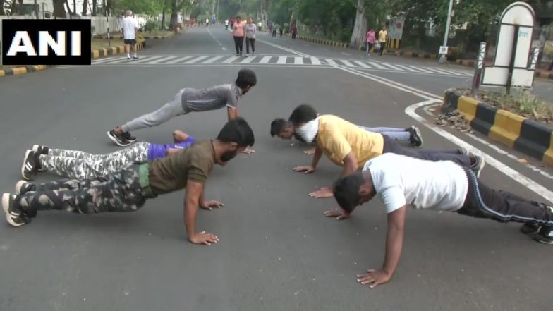 COVID-19 Impact: कोरोना वायरस के कारण महाराष्ट्र में बंद हुए जिम, एक्सरसाइज करने के लिए नागपुर की सड़कों पर उतरे लोग