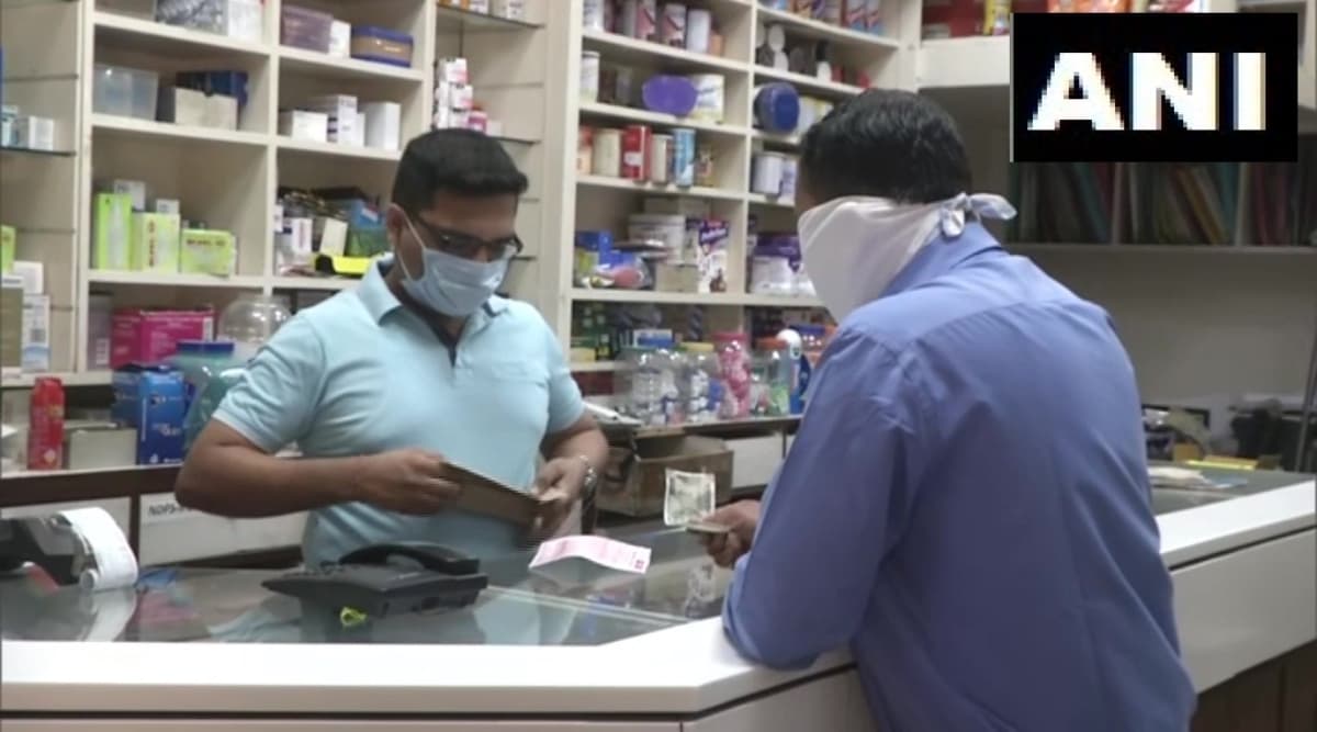 कोरोना वायरस से जंग: महाराष्ट्र में मास्क और सैनिटाइजर स्टॉक के बाहर, सरकार द्वारा तय दाम पर बेचने को तैयार नहीं फार्मासिस्ट कोरोना वायरस से जंग: महाराष्ट्र में मास्क और सैनिटाइजर स्टॉक के बाहर, सरकार द्वारा तय दाम पर बेचने को तैयार नहीं फार्मासिस्ट