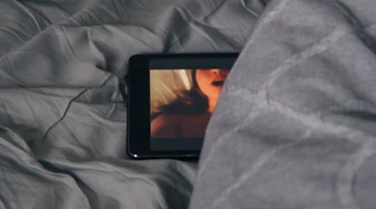 Cyber Sex Tips: हॉट वेबकैम सेक्स से लेकर ऑनलाइन डर्टी टॉकिंग तक, साइबर Sex के दौरान रखें इन बातों का ख्याल Cyber Sex Tips: हॉट वेबकैम सेक्स से लेकर ऑनलाइन डर्टी टॉकिंग तक, साइबर Sex के दौरान रखें इन बातों का ख्याल