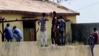 महाराष्ट्र: यवतमाल में 10वीं की परीक्षा के दौरान दीवार फांद कर चिट पकड़ाते दिखे लोग, वीडियो वायरल