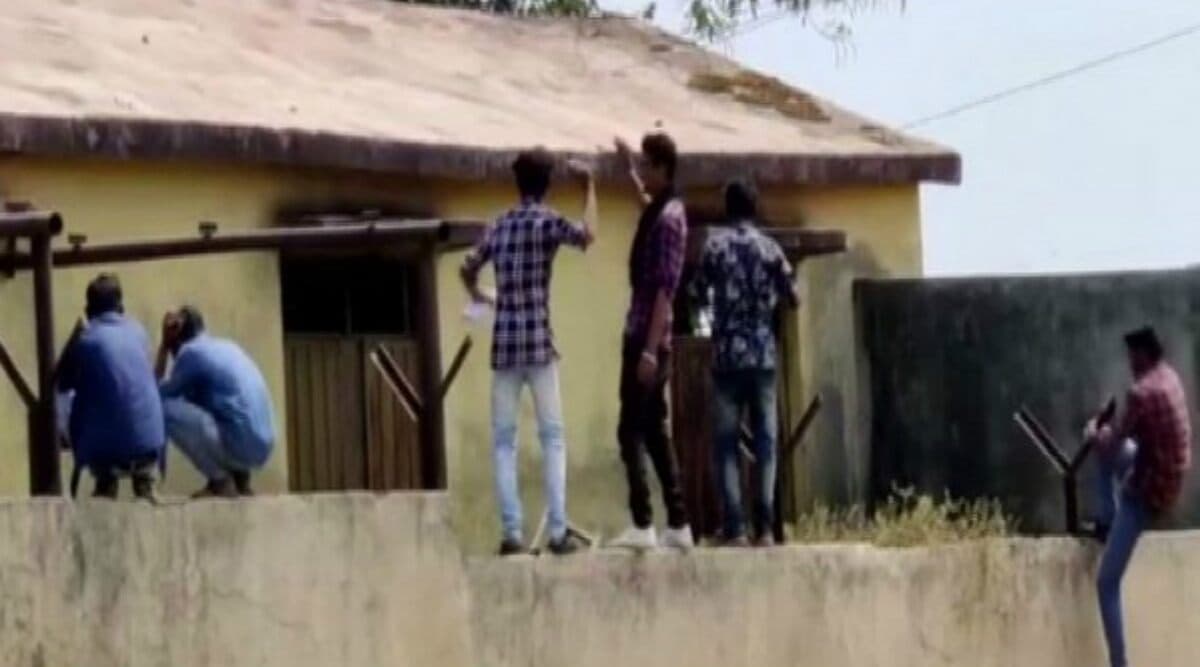 महाराष्ट्र: यवतमाल में 10वीं की परीक्षा के दौरान दीवार फांद कर चिट पकड़ाते दिखे लोग, वीडियो वायरल महाराष्ट्र: यवतमाल में 10वीं की परीक्षा के दौरान दीवार फांद कर चिट पकड़ाते दिखे लोग, वीडियो वायरल