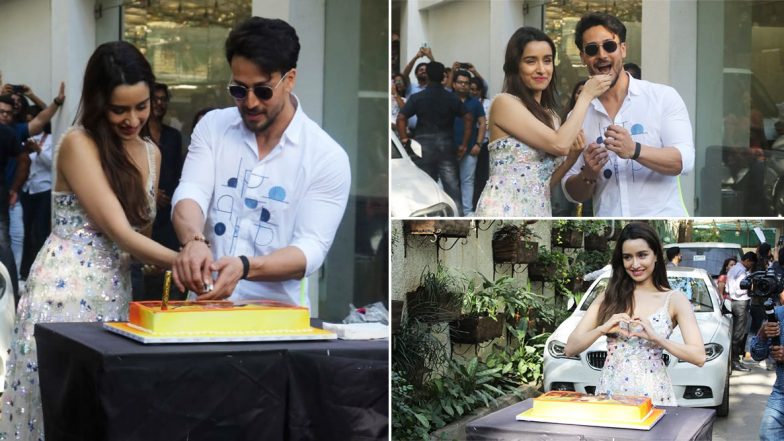Happy Birthday Shraddha Kapoor: श्रद्धा कपूर ने टाइगर श्रॉफ संग मिलकर मीडिया के सामने काटा केक, फैन्स ने खास अंदाज में विश