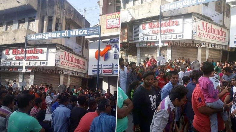 जनता कर्फ्यू के दौरान बेवकूफी की हदें पार, ताली-थाली बजाने सड़कों पर निकला लोगों का हुजूम, सोशल मीडिया पर भड़के लोग