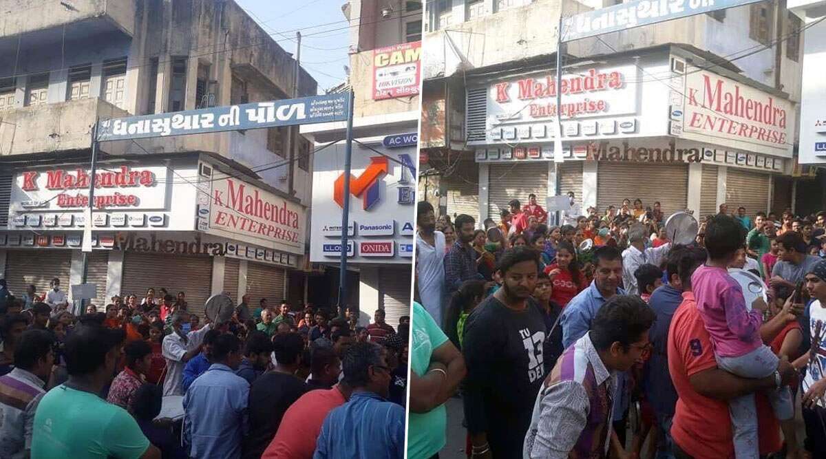 जनता कर्फ्यू के दौरान बेवकूफी की हदें पार, ताली-थाली बजाने सड़कों पर निकला लोगों का हुजूम, सोशल मीडिया पर भड़के लोग जनता कर्फ्यू के दौरान बेवकूफी की हदें पार, ताली-थाली बजाने सड़कों पर निकला लोगों का हुजूम, सोशल मीडिया पर भड़के लोग