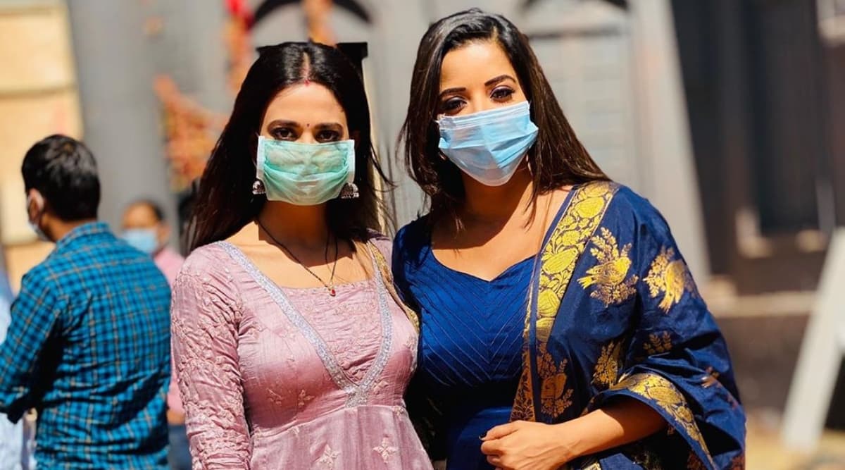 मास्क पहनकर सेट पर पहुंची भोजपुरी एक्ट्रेस मोनालिसा, फोटो शेयर कर कोरोना वायरस से बचकर रहने की दी सलाह मास्क पहनकर सेट पर पहुंची भोजपुरी एक्ट्रेस मोनालिसा, फोटो शेयर कर कोरोना वायरस से बचकर रहने की दी सलाह