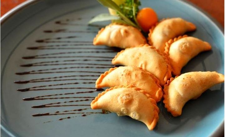 Holi 2020 Recipe: बिना गुझिया अधूरा है होली का त्योहार, जानें इसे बनाने का आसन तरीका