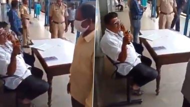 कोरोना का कहर: कर्नाटक के तुमकुर रेलवे स्टेशन पर नजर आई स्वास्थ विभाग के कर्मचारी की लापरवाही, कॉल पर व्यस्त और यात्रियों की स्क्रीनिंग को कर रहा था नजर अंदाज- VIDEO वायरल होने पर निलंबित