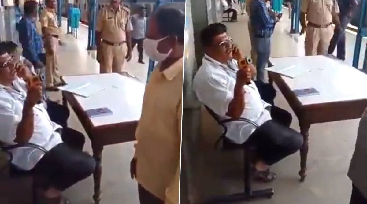 कोरोना का कहर: कर्नाटक के तुमकुर रेलवे स्टेशन पर नजर आई स्वास्थ विभाग के कर्मचारी की लापरवाही, कॉल पर व्यस्त और यात्रियों की स्क्रीनिंग को कर रहा था नजर अंदाज- VIDEO वायरल होने पर निलंबित कोरोना का कहर: कर्नाटक के तुमकुर रेलवे स्टेशन पर नजर आई स्वास्थ विभाग के कर्मचारी की लापरवाही, कॉल पर व्यस्त और यात्रियों की स्क्रीनिंग को कर रहा था नजर अंदाज- VIDEO वायरल होने पर निलंबित