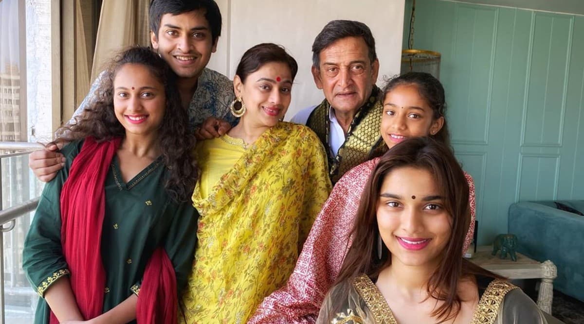 महेश मांजरेकर की फैमिली फोटो देखकर यूजर ने दी गाली, भड़के एक्टर ने कहा- तुझे कहीं से भी ढूंढ निकालूंगा, अब तू गया महेश मांजरेकर की फैमिली फोटो देखकर यूजर ने दी गाली, भड़के एक्टर ने कहा- तुझे कहीं से भी ढूंढ निकालूंगा, अब तू गया