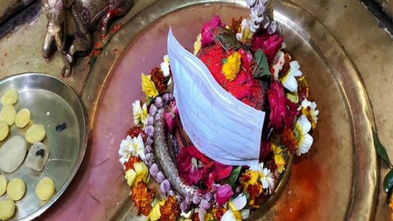 Coronavirus से भगवान को खतरा? वाराणसी में पुजारी ने प्रतिमाओं को पहनाया मास्क, भक्तों से की यह अपील