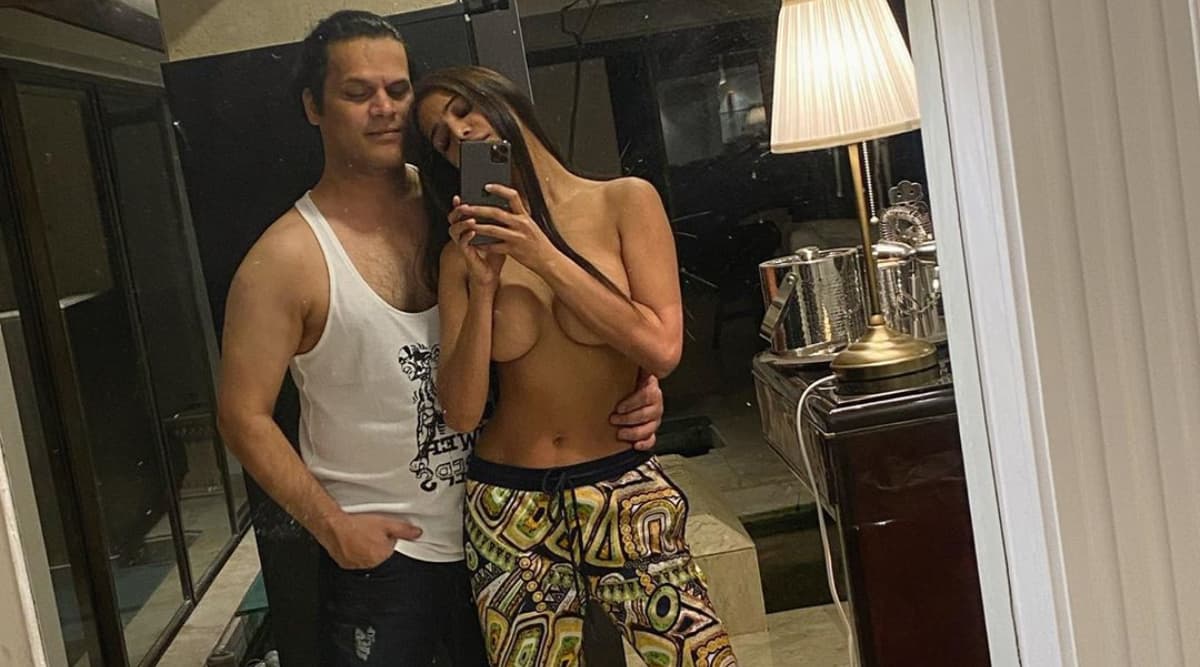 Poonam Pandey Sexy Photo: बॉयफ्रेंड के साथ टॉपलेस फोटो शेयर कर पूनम पांडे ने बताई उसकी बड़ी खूबी Poonam Pandey Sexy Photo: बॉयफ्रेंड के साथ टॉपलेस फोटो शेयर कर पूनम पांडे ने बताई उसकी बड़ी खूबी