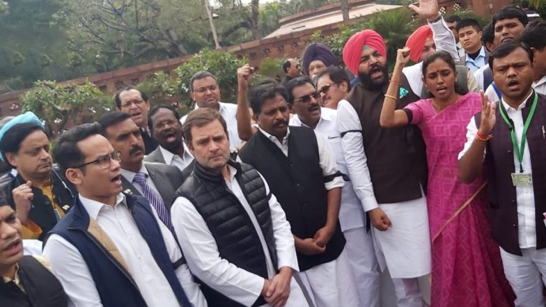 दिल्ली हिंसा को लेकर कांग्रेस आक्रामक, राहुल गांधी की मौजूदगी में संसद भवन में किया विरोध प्रदर्शन, गृह मंत्री अमित शाह का मांगा इस्तीफा