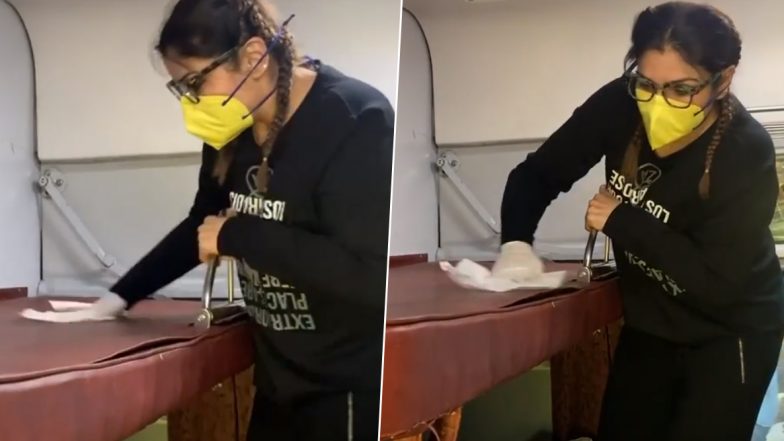 कोरोना वायरस के डर से रवीना टंडन ने सफर के दौरान साफ की ट्रेन की केबिन