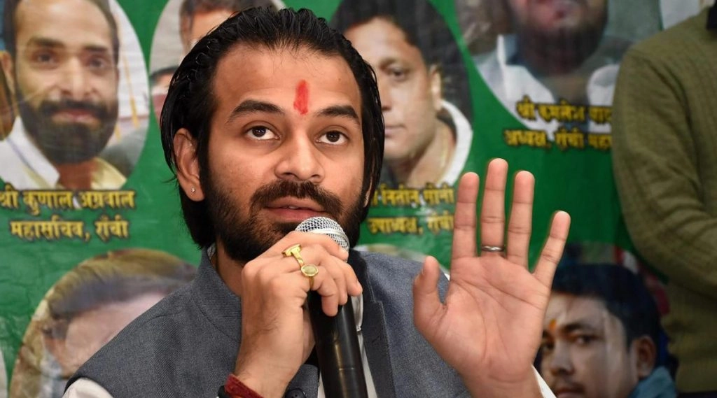 बिहार में मचे घमासान के बीच लालू यादव के बड़े बेटे तेज प्रताप पहुंचे  मन की शांति की तलाश में मथुरा 