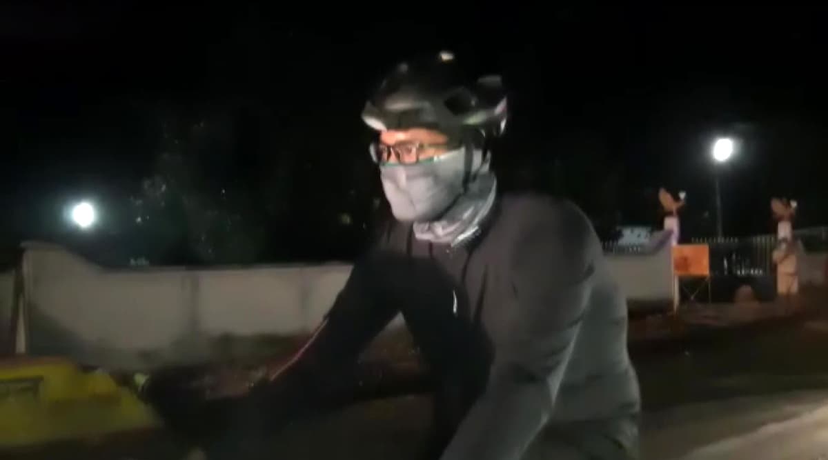 कोरोना वायरस से जंग: मध्य प्रदेश में लॉकडाउन की व्यवस्था का जायजा लेने जब साइकिल पर निकलें छतरपुर रेंज के DIG विवेक राज सिंह- देखें VIDEO कोरोना वायरस से जंग: मध्य प्रदेश में लॉकडाउन की व्यवस्था का जायजा लेने जब साइकिल पर निकलें छतरपुर रेंज के DIG विवेक राज सिंह- देखें VIDEO
