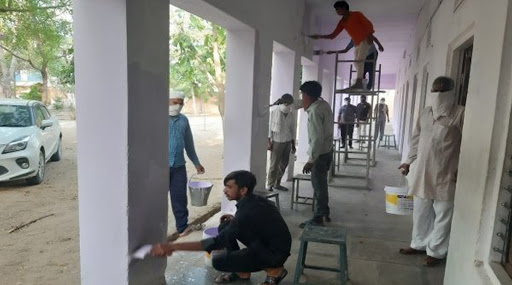 राजस्थान के सीकर में लॉकडाउन के चलते  फंसे प्रवासी मजदूरों की अनोखी पहल, जिस स्कूल में रुके हैं उसी की कर रहे रंगाई, देखें Video