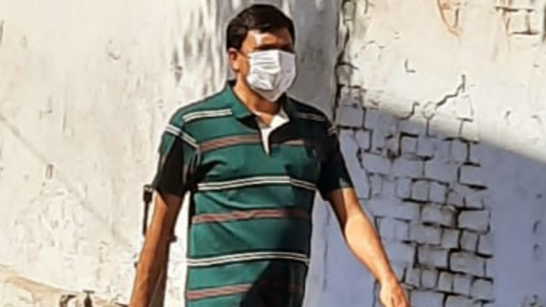 Uttar Pradesh : शहर का हाल देखने पैदल निकल पड़े डीएम, लोग बोले-पुलिस पकड़ लेगी