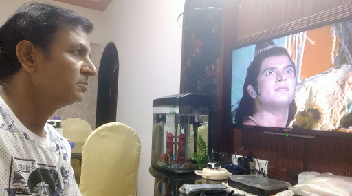 रामायण में लक्ष्मण बने सुनील लहरी ने मेघनाथ वध का एपिसोड देखते हुए फोटो की शेयर