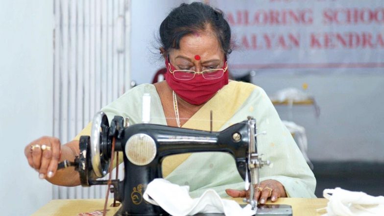 कोरोना वायरस से जंग: देश की फर्स्ट लेडी सविता कोविंद खुद सिल रही हैं मास्क