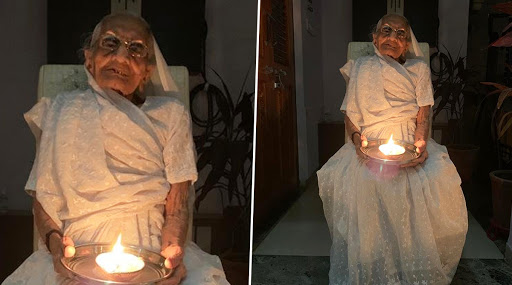 कोरोना के खिलाफ जंग, पीएम मोदी के अपील के बाद उनकी मां हीराबेन ने भी घरों की लाइट बंद कर जलाया दीप