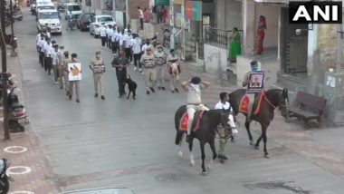 गुजरात: सूरत ग्रामीण पुलिस ने जानवरों के साथ चलाया जागरूकता अभियान, बताया- घर में रहकर हम COVID-19 से रह सकते हैं सुरक्षित