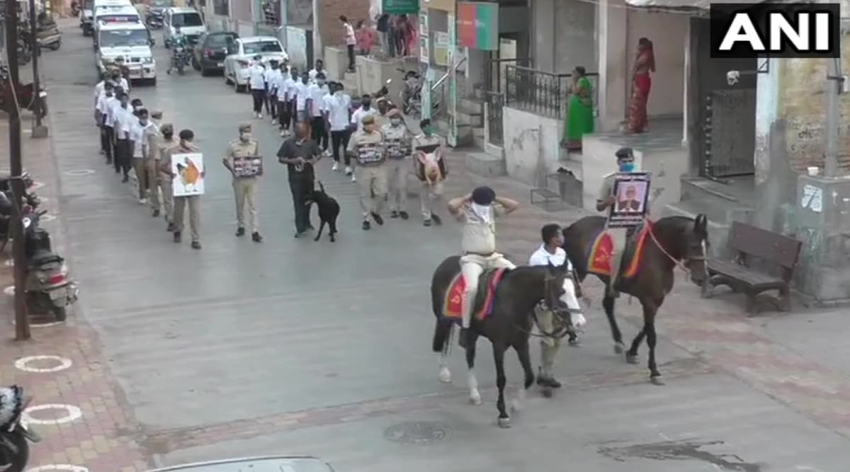 गुजरात: सूरत ग्रामीण पुलिस ने जानवरों के साथ चलाया जागरूकता अभियान, बताया- घर में रहकर हम COVID-19 से रह सकते हैं सुरक्षित