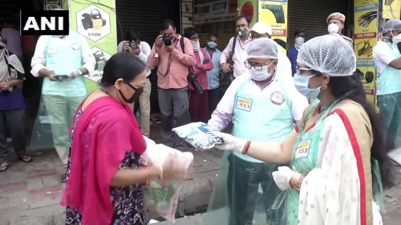 Coronavirus Lockdown: दिल्ली की जीबी रोड इलाके में रहने वालो  सेक्स वर्कर महिलाओं को RSS के लोगों ने बांटें राशन