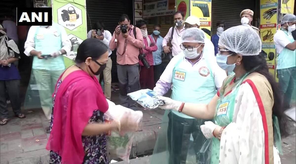 Coronavirus Lockdown: दिल्ली की जीबी रोड इलाके में रहने वालो सेक्स वर्कर महिलाओं को RSS के लोगों ने बांटें राशन Coronavirus Lockdown: दिल्ली की जीबी रोड इलाके में रहने वालो सेक्स वर्कर महिलाओं को RSS के लोगों ने बांटें राशन