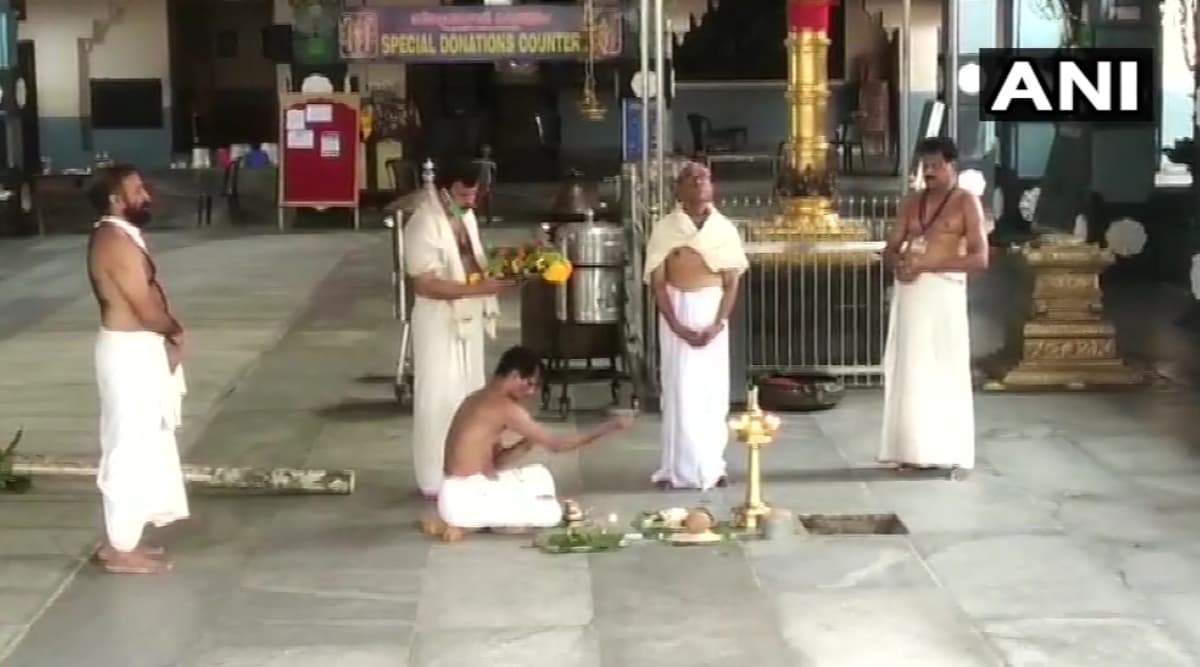 केरल: श्रद्धालुओं की गैर-मौजूदगी में मनाया जाएगा 7 दिवसीय त्रिशूर पूरम उत्सव, लॉकडाउन के बीच पुजारियों ने झंडा फहराने की निभाई रस्म केरल: श्रद्धालुओं की गैर-मौजूदगी में मनाया जाएगा 7 दिवसीय त्रिशूर पूरम उत्सव, लॉकडाउन के बीच पुजारियों ने झंडा फहराने की निभाई रस्म