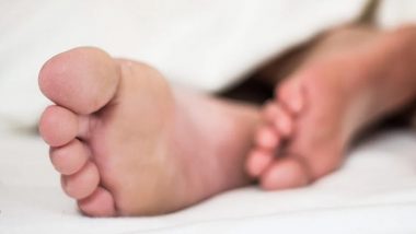 COVID Toes: अंगूठों या पैरों में सूजन की समस्या को न करें नजरअंदाज, यह हो सकता है कोरोना वायरस का लक्षण, जानें क्या कहते हैं त्वचा विशेषज्ञ
