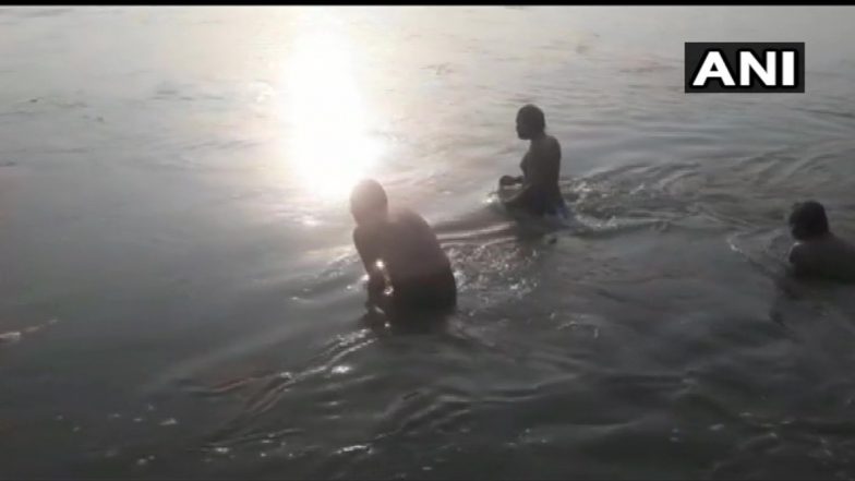 Akshaya Tritiya 2020: अक्षय तृतीया पर प्रयागराज के संगम में लोगों ने लगाई आस्था की डुबकी, लॉकडाउन के चलते दिखे काफी कम श्रद्धालु