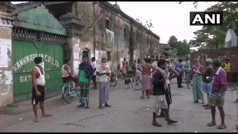उत्तर प्रदेश: मार्च से वेतन नहीं मिलने पर फैक्टरी के बाहर धरने पर बैठे मजदूर