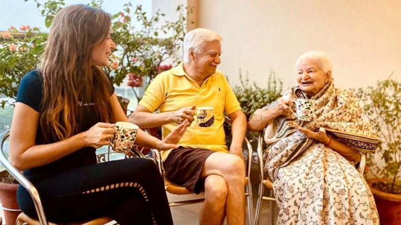 कनिका कपूर अब परिवार के साथ बिता रही हैं हैप्पी टाइम, आरोपों पर सफाई देने के बाद शेयर की फोटो