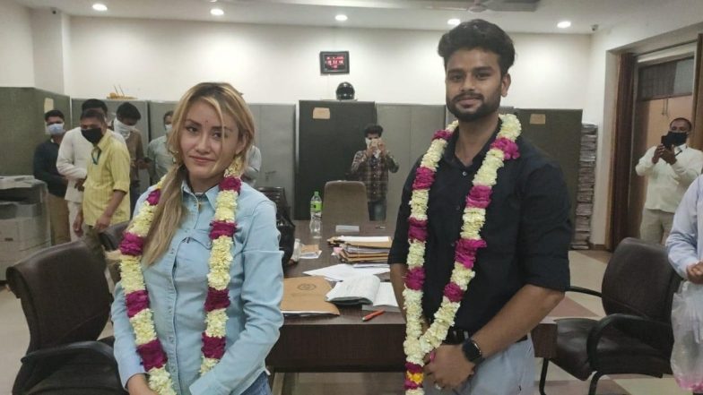 अनोखी शादी! लॉकडाउन के बीच डीएम ऑफिस में रात 8 बजे रोहतक के दूल्हे ने रचाई मैक्सिको की दुल्हन से शादी, जानें क्या है पूरा मामला