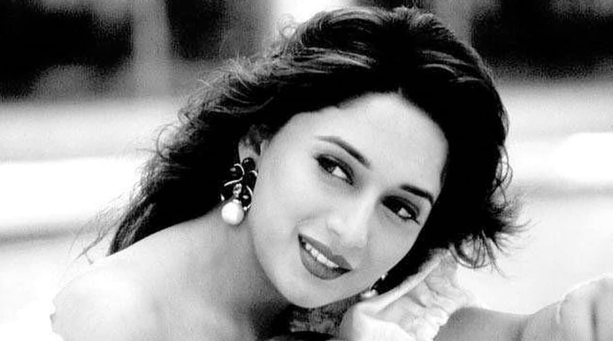 माधुरी दीक्षित ने Throwback Photo के साथ शेयर किया लॉकडाउन मैसेज माधुरी दीक्षित ने Throwback Photo के साथ शेयर किया लॉकडाउन मैसेज