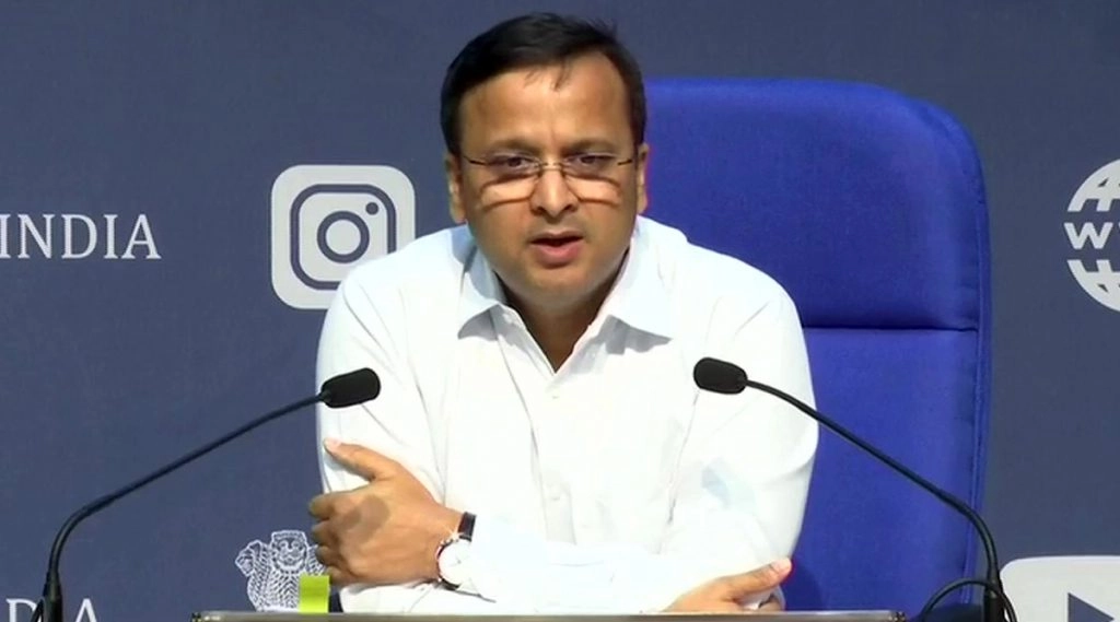 केंद्र ने कोविड व्यवहार के उल्लंघन पर चेताया, तीसरी लहर को मौसम का अपडेट न समझें